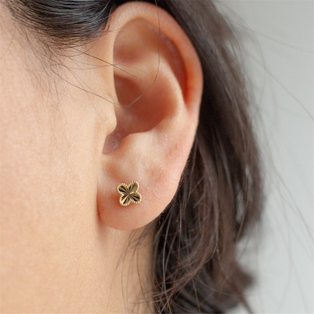 10K Yellow Gold Clover Stud Earrings 
 
Dimensions: 5.7mm x 5.7mm